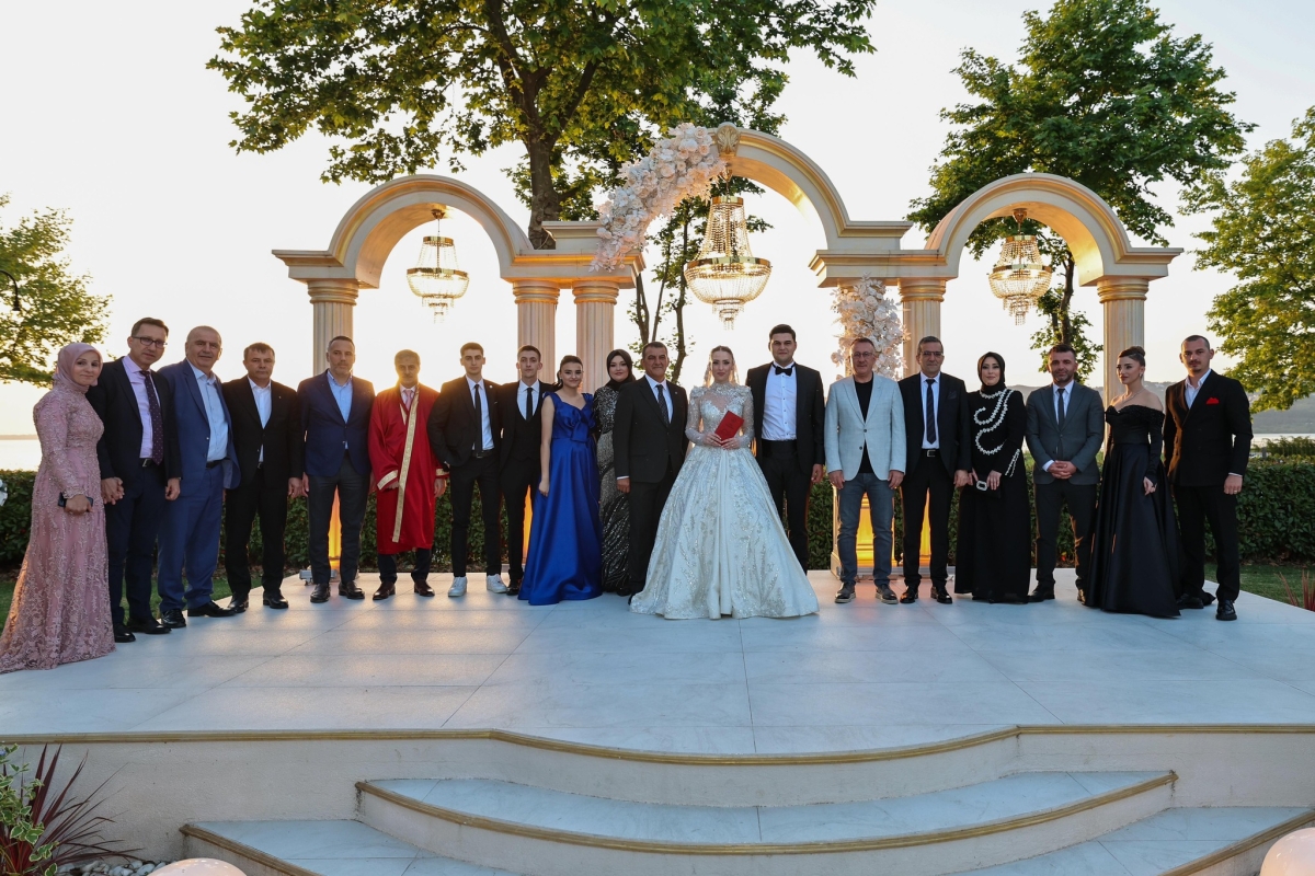 Akçalı ve Gül Ailelerinin Mutlu Günü, Akçalı Tarım’ın sahibi İbrahim Akçalı’nın oğlu Eren ile gıda sektöründe faaliyet gösteren Nesrin-Çetin Gül çiftinin kızları İrem, Altıngüneş Garden Park’ta düzenlenen düğün cemiyetiyle dü