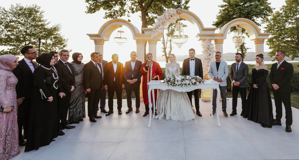 Akçalı ve Gül Ailelerinin Mutlu Günü, Akçalı Tarım’ın sahibi İbrahim Akçalı’nın oğlu Eren ile gıda sektöründe faaliyet gösteren Nesrin-Çetin Gül çiftinin kızları İrem, Altıngüneş Garden Park’ta düzenlenen düğün cemiyetiyle dü