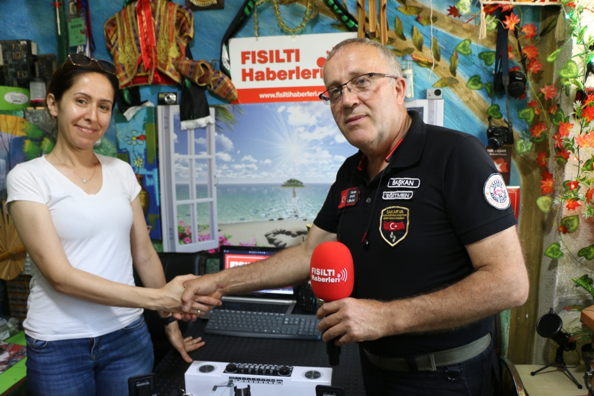 Sakarya Arama Kurtarma Derneği Başkanı Deli Çavuş Lakaplı Kenan Sarı Fısıltı Haberleri Stüdyolarında ( İŞTE GÜNÜN ÖNE ÇIKAN FOTOĞRAF KARELERİ )