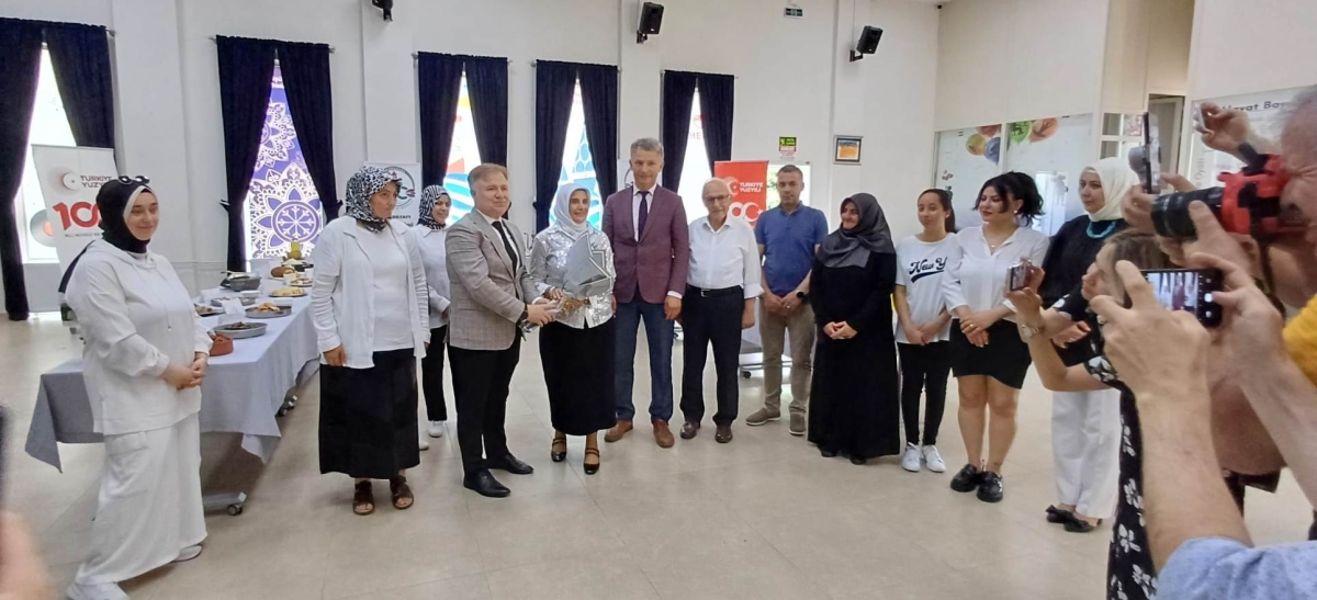 Gülsen YILDIZ Gastronomi ve Mutfak Sanatlarında olduğu Gibi TÖRELİ AŞ yemeklerinde de Sakarya'da Bir İlke İmza Attı Sakarya'da Adapazarı Halk Eğitim Merkezinde Töreli Aş Yemek Sergisi Düzenledi