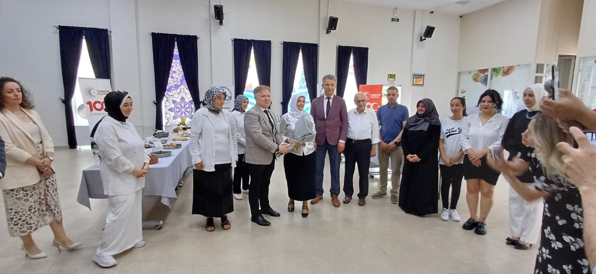 Gülsen YILDIZ Gastronomi ve Mutfak Sanatlarında olduğu Gibi TÖRELİ AŞ yemeklerinde de Sakarya'da Bir İlke İmza Attı Sakarya'da Adapazarı Halk Eğitim Merkezinde Töreli Aş Yemek Sergisi Düzenledi