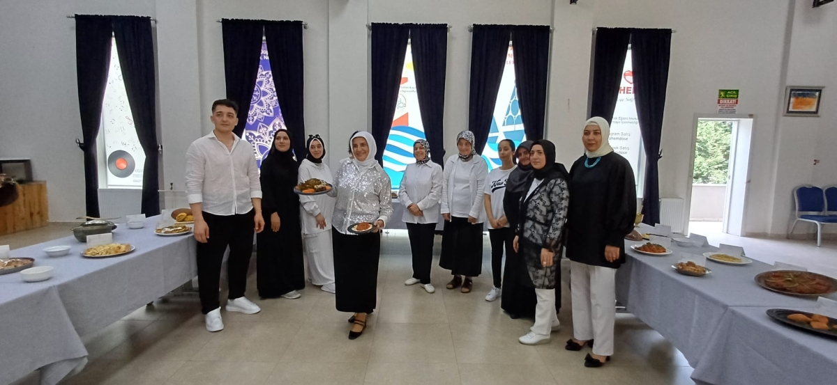 Gülsen YILDIZ Gastronomi ve Mutfak Sanatlarında olduğu Gibi TÖRELİ AŞ yemeklerinde de Sakarya'da Bir İlke İmza Attı Sakarya'da Adapazarı Halk Eğitim Merkezinde Töreli Aş Yemek Sergisi Düzenledi
