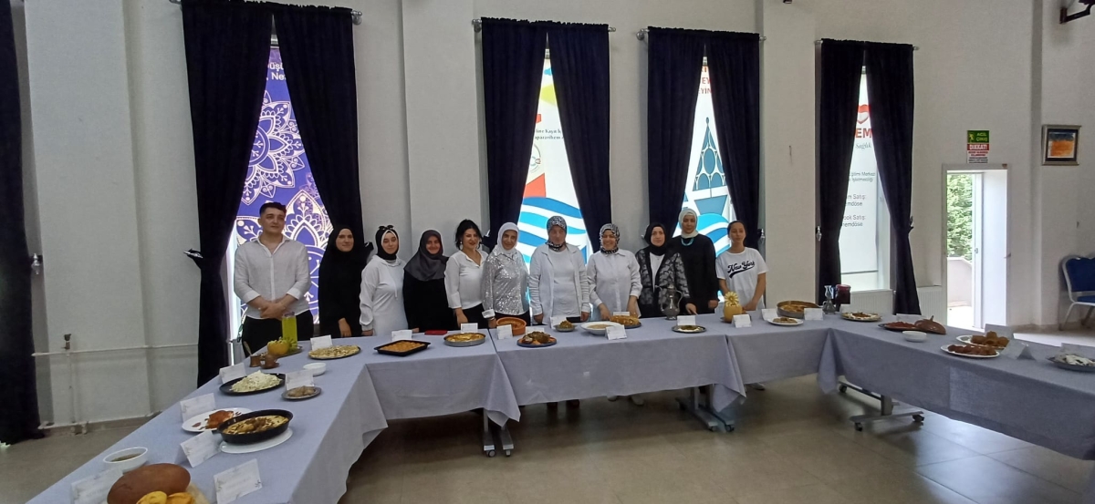 Gülsen YILDIZ Gastronomi ve Mutfak Sanatlarında olduğu Gibi TÖRELİ AŞ yemeklerinde de Sakarya'da Bir İlke İmza Attı Sakarya'da Adapazarı Halk Eğitim Merkezinde Töreli Aş Yemek Sergisi Düzenledi