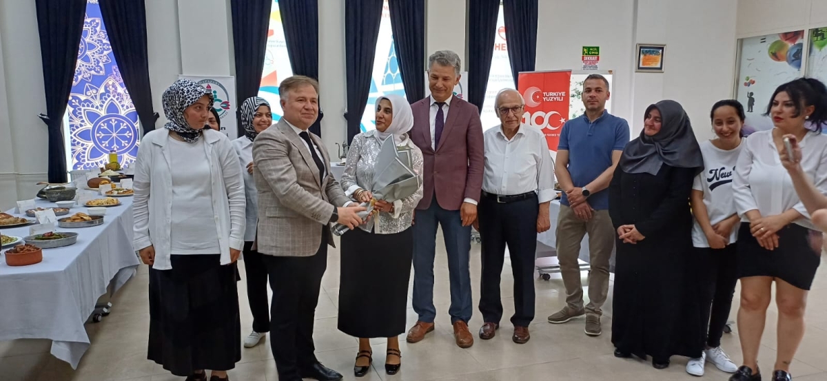 Gülsen YILDIZ Gastronomi ve Mutfak Sanatlarında olduğu Gibi TÖRELİ AŞ yemeklerinde de Sakarya'da Bir İlke İmza Attı Sakarya'da Adapazarı Halk Eğitim Merkezinde Töreli Aş Yemek Sergisi Düzenledi