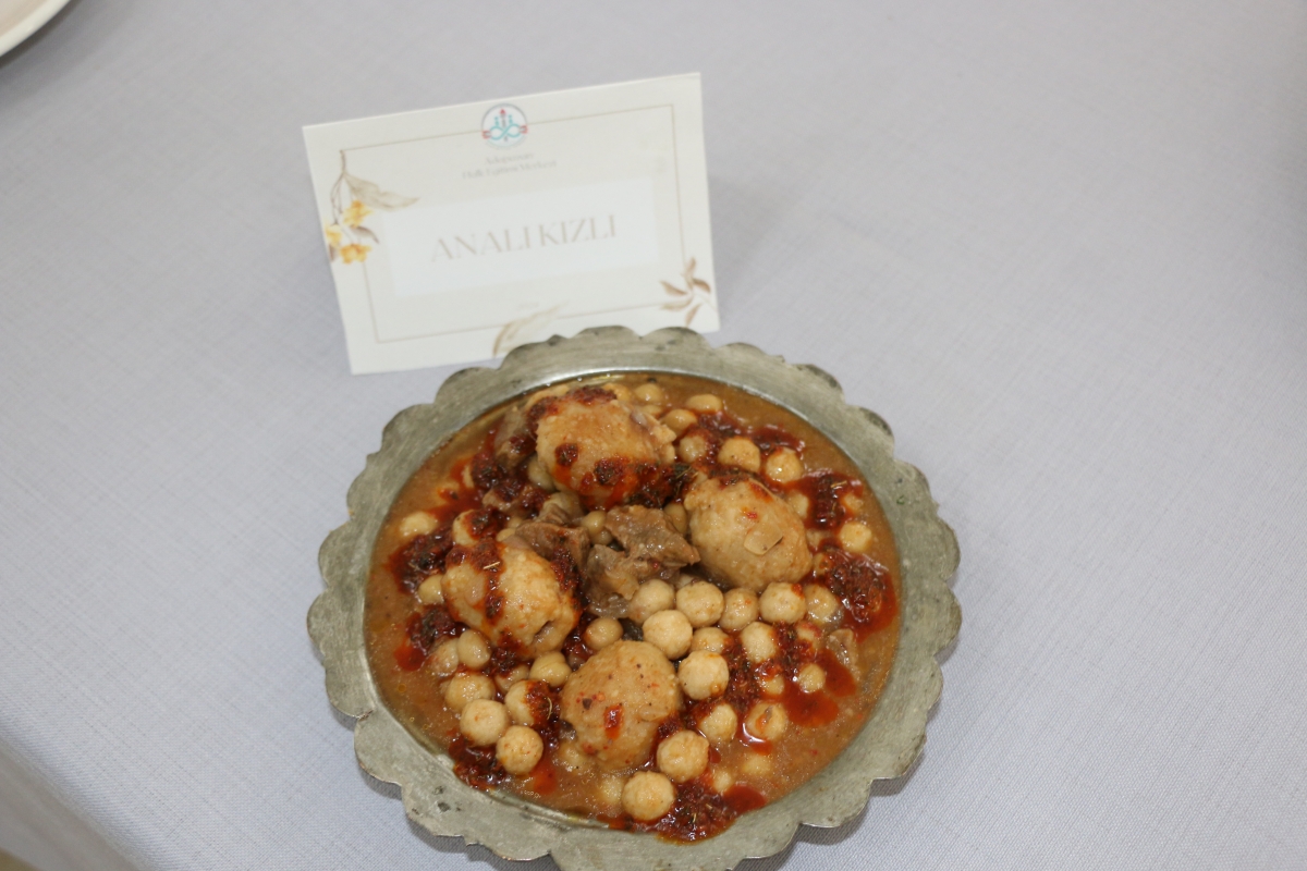 Gülsen YILDIZ Gastronomi ve Mutfak Sanatlarında olduğu Gibi TÖRELİ AŞ yemeklerinde de Sakarya'da Bir İlke İmza Attı Sakarya'da Adapazarı Halk Eğitim Merkezinde Töreli Aş Yemek Sergisi Düzenledi