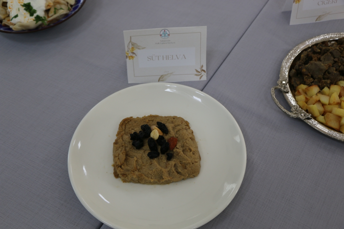 Gülsen YILDIZ Gastronomi ve Mutfak Sanatlarında olduğu Gibi TÖRELİ AŞ yemeklerinde de Sakarya'da Bir İlke İmza Attı Sakarya'da Adapazarı Halk Eğitim Merkezinde Töreli Aş Yemek Sergisi Düzenledi