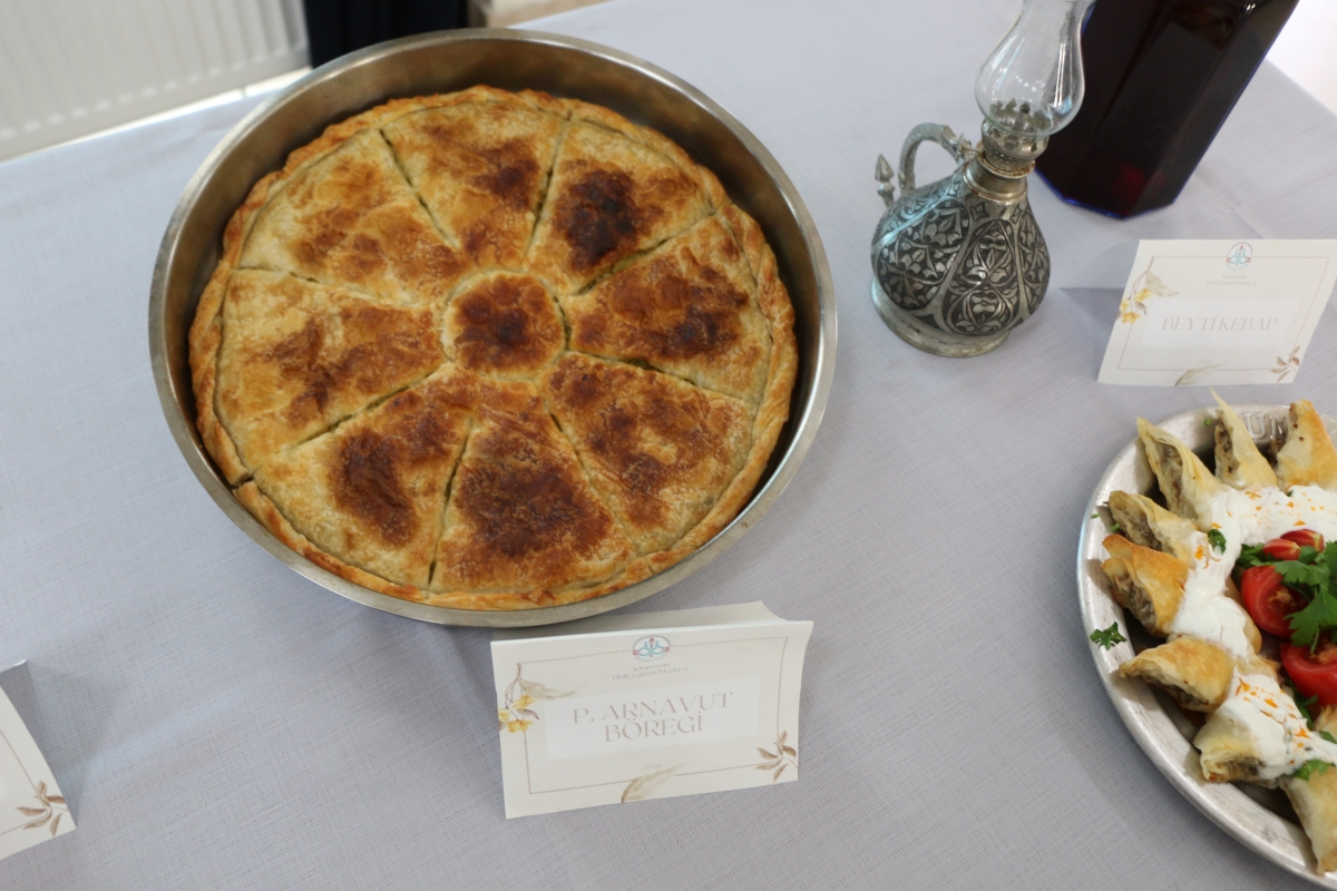 Gülsen YILDIZ Gastronomi ve Mutfak Sanatlarında olduğu Gibi TÖRELİ AŞ yemeklerinde de Sakarya'da Bir İlke İmza Attı Sakarya'da Adapazarı Halk Eğitim Merkezinde Töreli Aş Yemek Sergisi Düzenledi
