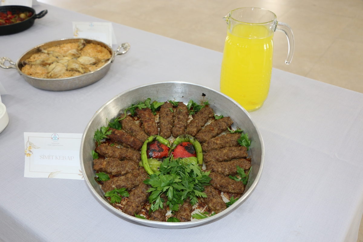 Gülsen YILDIZ Gastronomi ve Mutfak Sanatlarında olduğu Gibi TÖRELİ AŞ yemeklerinde de Sakarya'da Bir İlke İmza Attı Sakarya'da Adapazarı Halk Eğitim Merkezinde Töreli Aş Yemek Sergisi Düzenledi