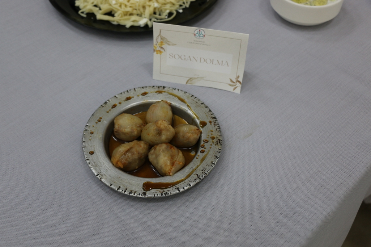 Gülsen YILDIZ Gastronomi ve Mutfak Sanatlarında olduğu Gibi TÖRELİ AŞ yemeklerinde de Sakarya'da Bir İlke İmza Attı Sakarya'da Adapazarı Halk Eğitim Merkezinde Töreli Aş Yemek Sergisi Düzenledi