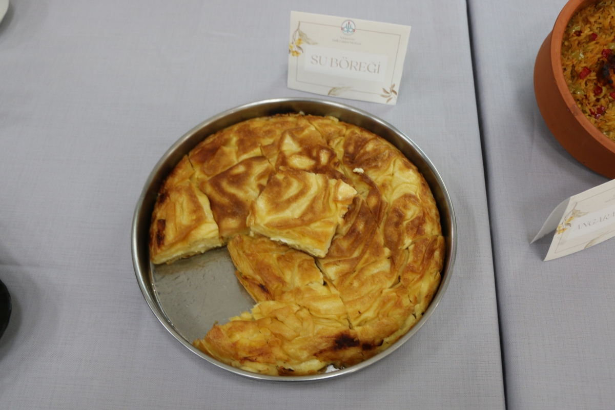 Gülsen YILDIZ Gastronomi ve Mutfak Sanatlarında olduğu Gibi TÖRELİ AŞ yemeklerinde de Sakarya'da Bir İlke İmza Attı Sakarya'da Adapazarı Halk Eğitim Merkezinde Töreli Aş Yemek Sergisi Düzenledi