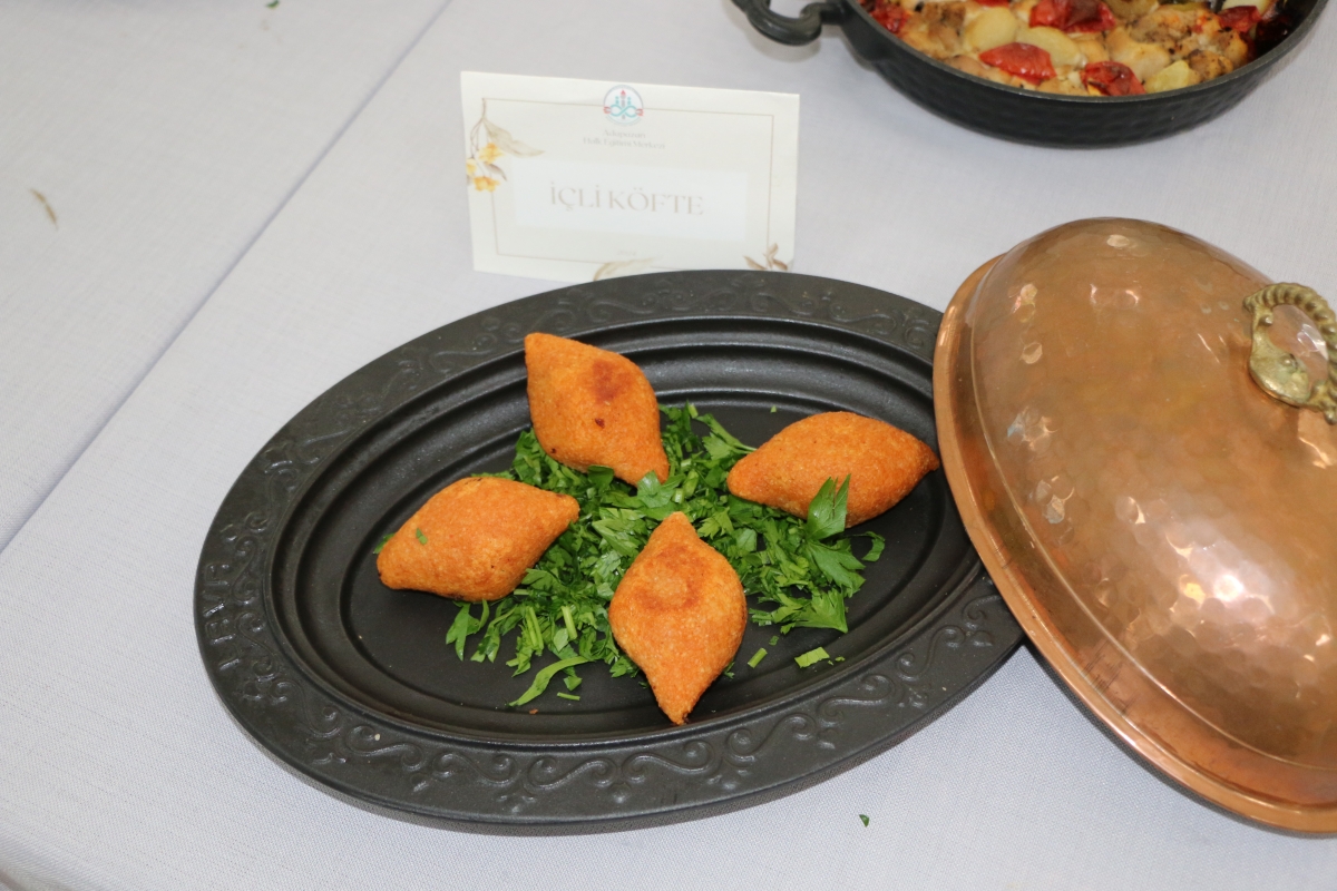Gülsen YILDIZ Gastronomi ve Mutfak Sanatlarında olduğu Gibi TÖRELİ AŞ yemeklerinde de Sakarya'da Bir İlke İmza Attı Sakarya'da Adapazarı Halk Eğitim Merkezinde Töreli Aş Yemek Sergisi Düzenledi