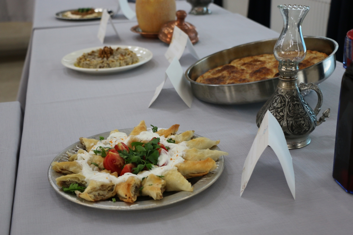 Gülsen YILDIZ Gastronomi ve Mutfak Sanatlarında olduğu Gibi TÖRELİ AŞ yemeklerinde de Sakarya'da Bir İlke İmza Attı Sakarya'da Adapazarı Halk Eğitim Merkezinde Töreli Aş Yemek Sergisi Düzenledi
