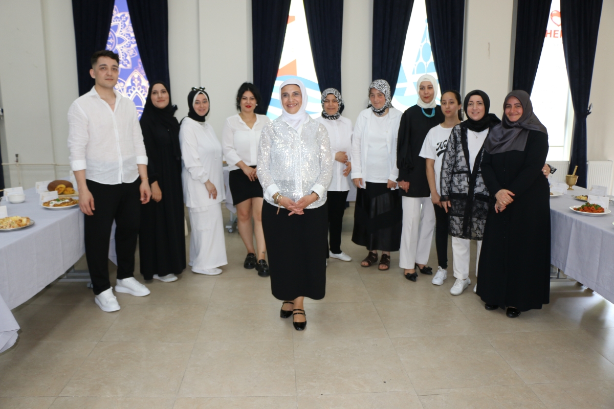 Gülsen YILDIZ Gastronomi ve Mutfak Sanatlarında olduğu Gibi TÖRELİ AŞ yemeklerinde de Sakarya'da Bir İlke İmza Attı Sakarya'da Adapazarı Halk Eğitim Merkezinde Töreli Aş Yemek Sergisi Düzenledi