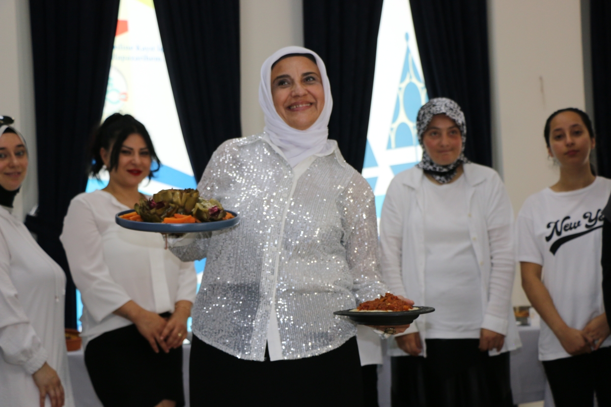 Gülsen YILDIZ Gastronomi ve Mutfak Sanatlarında olduğu Gibi TÖRELİ AŞ yemeklerinde de Sakarya'da Bir İlke İmza Attı Sakarya'da Adapazarı Halk Eğitim Merkezinde Töreli Aş Yemek Sergisi Düzenledi