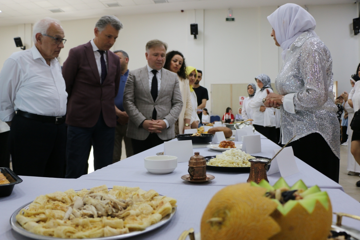 Gülsen YILDIZ Gastronomi ve Mutfak Sanatlarında olduğu Gibi TÖRELİ AŞ yemeklerinde de Sakarya'da Bir İlke İmza Attı Sakarya'da Adapazarı Halk Eğitim Merkezinde Töreli Aş Yemek Sergisi Düzenledi