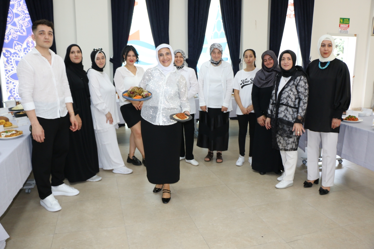 Gülsen YILDIZ Gastronomi ve Mutfak Sanatlarında olduğu Gibi TÖRELİ AŞ yemeklerinde de Sakarya'da Bir İlke İmza Attı Sakarya'da Adapazarı Halk Eğitim Merkezinde Töreli Aş Yemek Sergisi Düzenledi