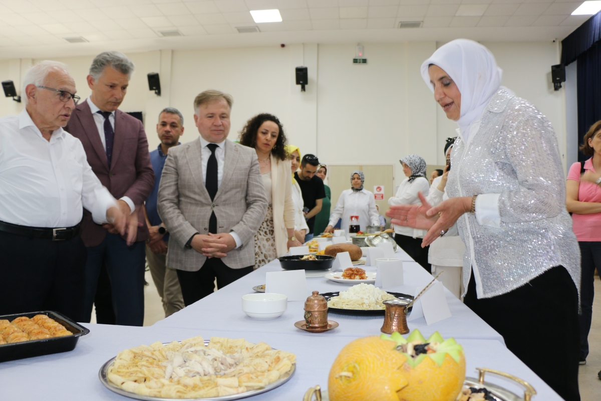 Gülsen YILDIZ Gastronomi ve Mutfak Sanatlarında olduğu Gibi TÖRELİ AŞ yemeklerinde de Sakarya'da Bir İlke İmza Attı Sakarya'da Adapazarı Halk Eğitim Merkezinde Töreli Aş Yemek Sergisi Düzenledi