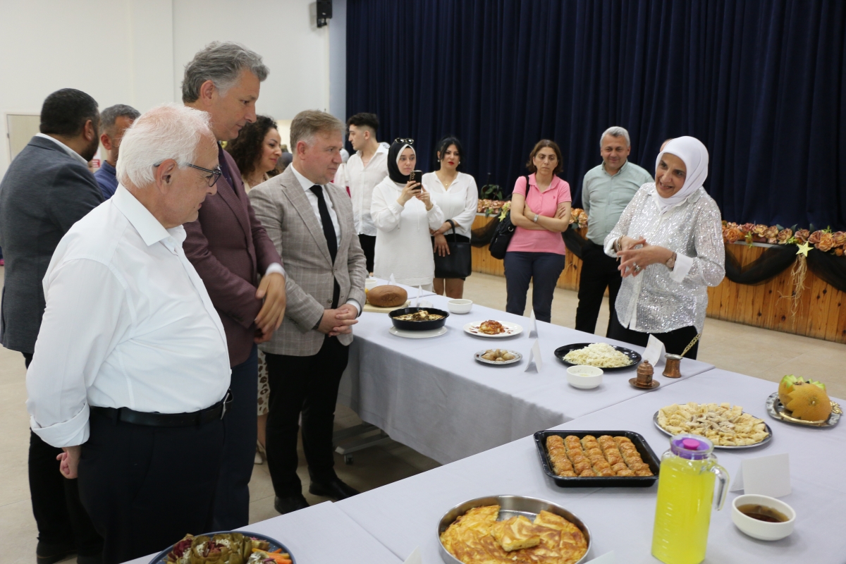Gülsen YILDIZ Gastronomi ve Mutfak Sanatlarında olduğu Gibi TÖRELİ AŞ yemeklerinde de Sakarya'da Bir İlke İmza Attı Sakarya'da Adapazarı Halk Eğitim Merkezinde Töreli Aş Yemek Sergisi Düzenledi