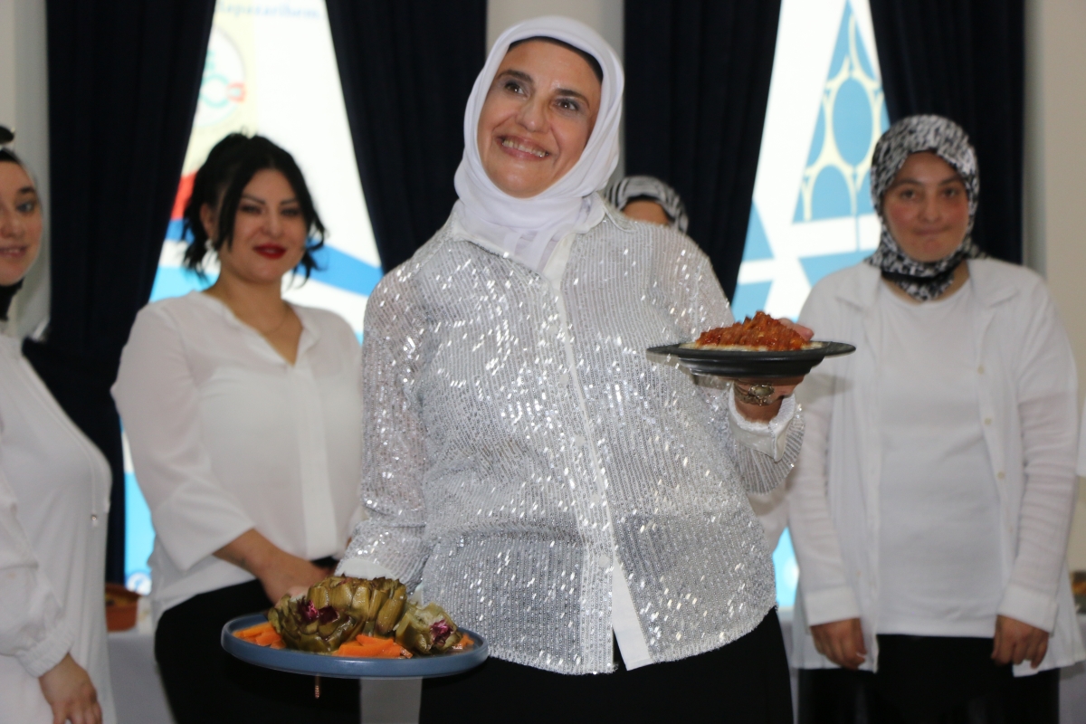 Gülsen YILDIZ Gastronomi ve Mutfak Sanatlarında olduğu Gibi TÖRELİ AŞ yemeklerinde de Sakarya'da Bir İlke İmza Attı Sakarya'da Adapazarı Halk Eğitim Merkezinde Töreli Aş Yemek Sergisi Düzenledi