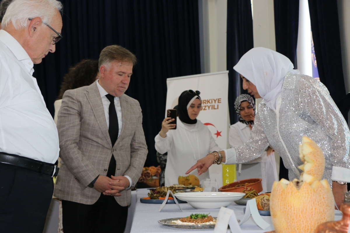 Gülsen YILDIZ Gastronomi ve Mutfak Sanatlarında olduğu Gibi TÖRELİ AŞ yemeklerinde de Sakarya'da Bir İlke İmza Attı Sakarya'da Adapazarı Halk Eğitim Merkezinde Töreli Aş Yemek Sergisi Düzenledi
