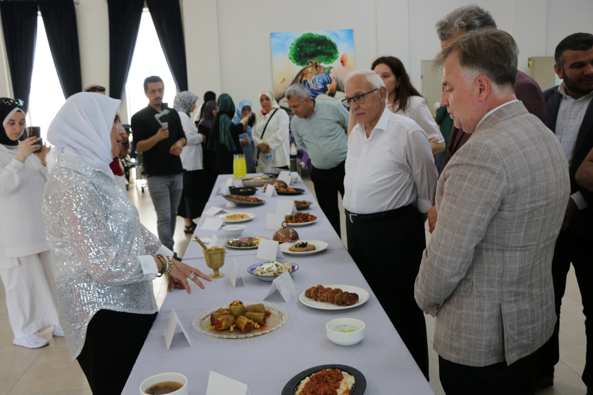 Gülsen YILDIZ Gastronomi ve Mutfak Sanatlarında olduğu Gibi TÖRELİ AŞ yemeklerinde de Sakarya'da Bir İlke İmza Attı Sakarya'da Adapazarı Halk Eğitim Merkezinde Töreli Aş Yemek Sergisi Düzenledi