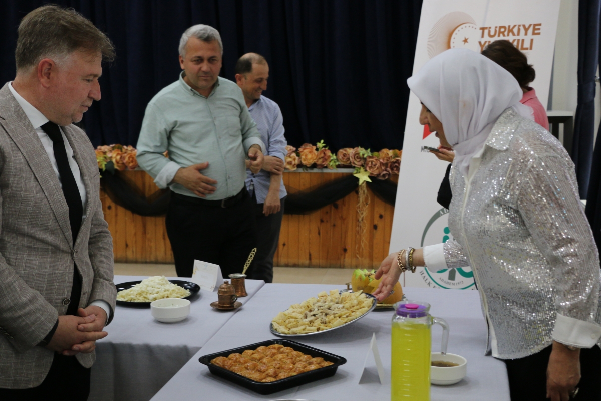 Gülsen YILDIZ Gastronomi ve Mutfak Sanatlarında olduğu Gibi TÖRELİ AŞ yemeklerinde de Sakarya'da Bir İlke İmza Attı Sakarya'da Adapazarı Halk Eğitim Merkezinde Töreli Aş Yemek Sergisi Düzenledi