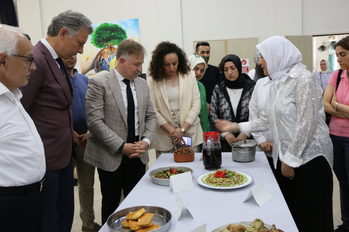 Gülsen YILDIZ Gastronomi ve Mutfak Sanatlarında olduğu Gibi TÖRELİ AŞ yemeklerinde de Sakarya'da Bir İlke İmza Attı Sakarya'da Adapazarı Halk Eğitim Merkezinde Töreli Aş Yemek Sergisi Düzenledi