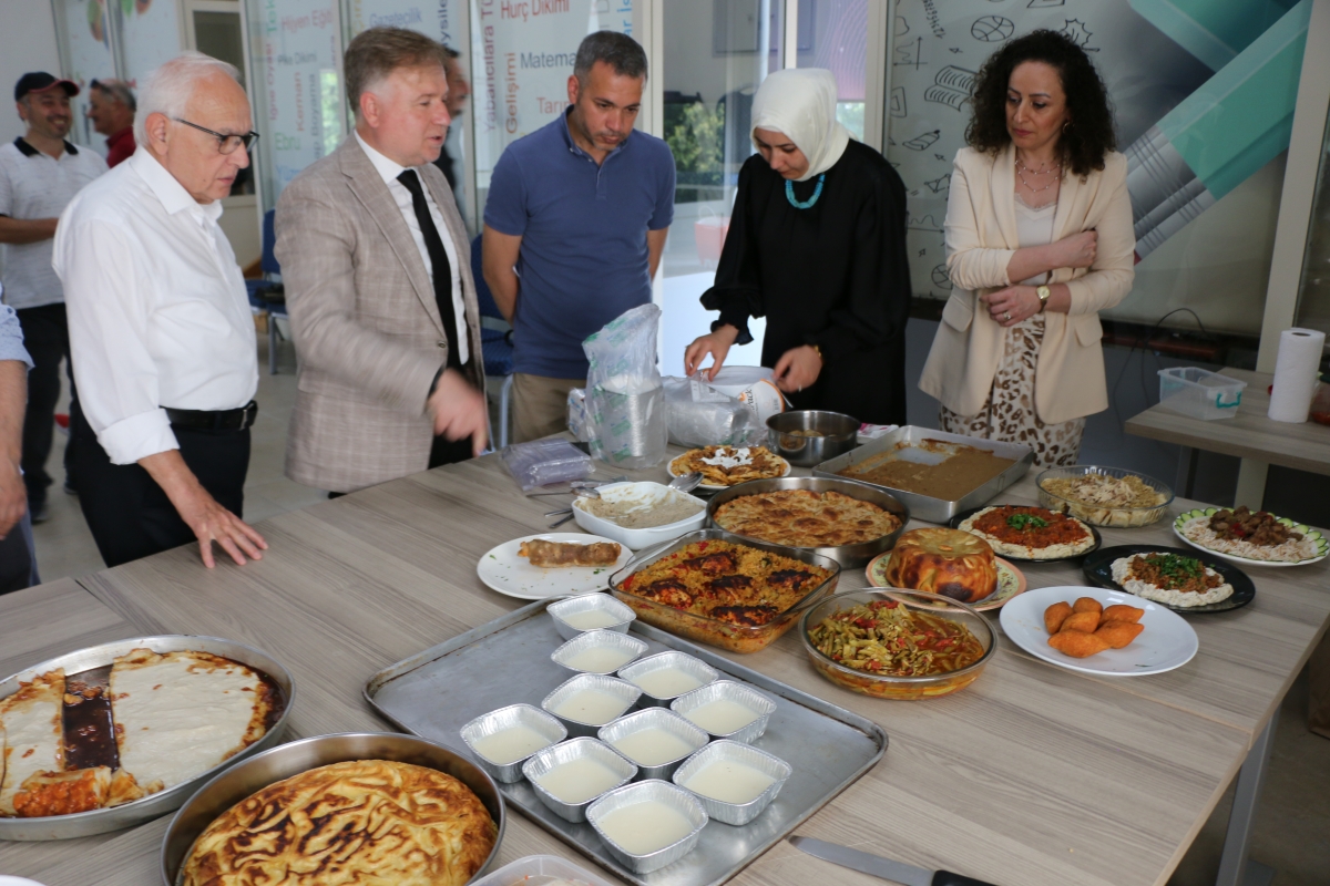 Gülsen YILDIZ Gastronomi ve Mutfak Sanatlarında olduğu Gibi TÖRELİ AŞ yemeklerinde de Sakarya'da Bir İlke İmza Attı Sakarya'da Adapazarı Halk Eğitim Merkezinde Töreli Aş Yemek Sergisi Düzenledi