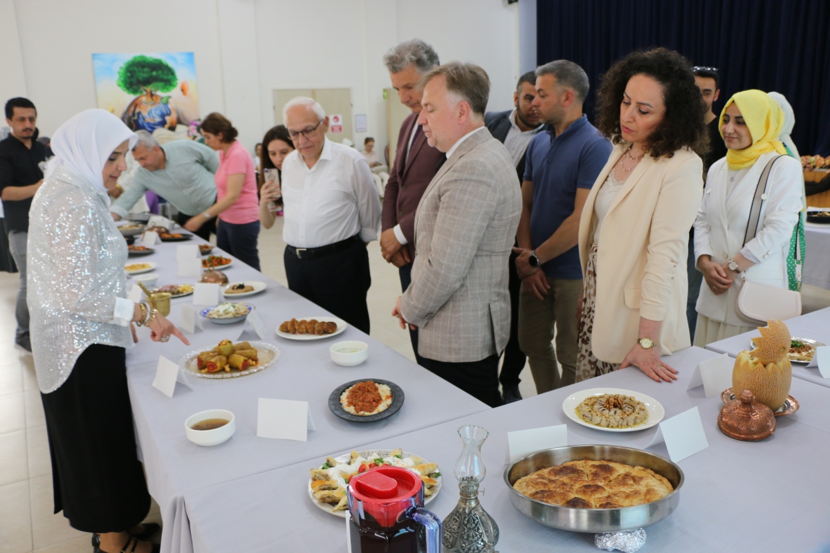 Gülsen YILDIZ Gastronomi ve Mutfak Sanatlarında olduğu Gibi TÖRELİ AŞ yemeklerinde de Sakarya'da Bir İlke İmza Attı Sakarya'da Adapazarı Halk Eğitim Merkezinde Töreli Aş Yemek Sergisi Düzenledi