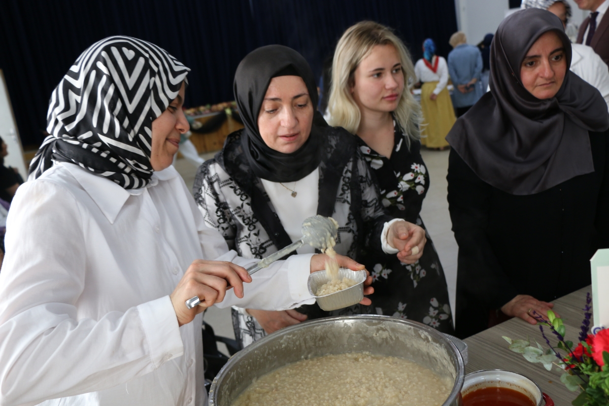 Gülsen YILDIZ Gastronomi ve Mutfak Sanatlarında olduğu Gibi TÖRELİ AŞ yemeklerinde de Sakarya'da Bir İlke İmza Attı Sakarya'da Adapazarı Halk Eğitim Merkezinde Töreli Aş Yemek Sergisi Düzenledi