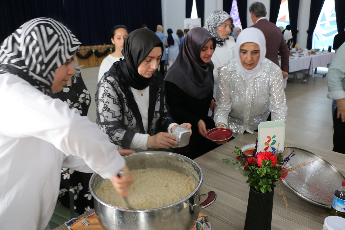Gülsen YILDIZ Gastronomi ve Mutfak Sanatlarında olduğu Gibi TÖRELİ AŞ yemeklerinde de Sakarya'da Bir İlke İmza Attı Sakarya'da Adapazarı Halk Eğitim Merkezinde Töreli Aş Yemek Sergisi Düzenledi