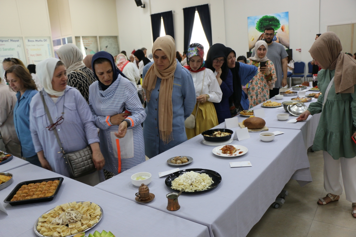 Gülsen YILDIZ Gastronomi ve Mutfak Sanatlarında olduğu Gibi TÖRELİ AŞ yemeklerinde de Sakarya'da Bir İlke İmza Attı Sakarya'da Adapazarı Halk Eğitim Merkezinde Töreli Aş Yemek Sergisi Düzenledi
