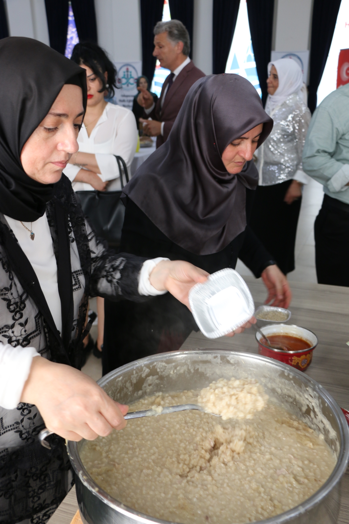 Gülsen YILDIZ Gastronomi ve Mutfak Sanatlarında olduğu Gibi TÖRELİ AŞ yemeklerinde de Sakarya'da Bir İlke İmza Attı Sakarya'da Adapazarı Halk Eğitim Merkezinde Töreli Aş Yemek Sergisi Düzenledi