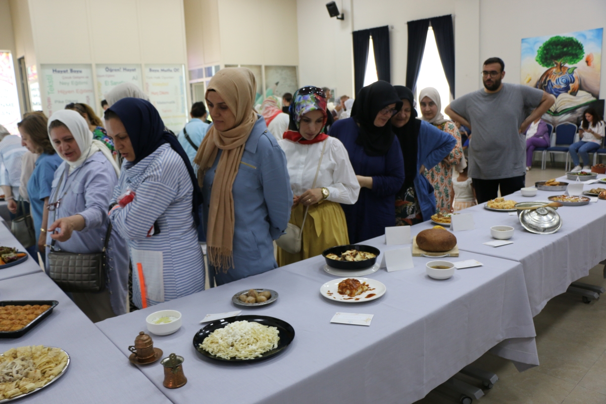 Gülsen YILDIZ Gastronomi ve Mutfak Sanatlarında olduğu Gibi TÖRELİ AŞ yemeklerinde de Sakarya'da Bir İlke İmza Attı Sakarya'da Adapazarı Halk Eğitim Merkezinde Töreli Aş Yemek Sergisi Düzenledi
