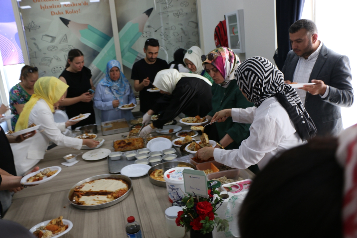 Gülsen YILDIZ Gastronomi ve Mutfak Sanatlarında olduğu Gibi TÖRELİ AŞ yemeklerinde de Sakarya'da Bir İlke İmza Attı Sakarya'da Adapazarı Halk Eğitim Merkezinde Töreli Aş Yemek Sergisi Düzenledi