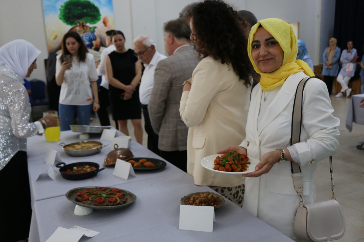 Gülsen YILDIZ Gastronomi ve Mutfak Sanatlarında olduğu Gibi TÖRELİ AŞ yemeklerinde de Sakarya'da Bir İlke İmza Attı Sakarya'da Adapazarı Halk Eğitim Merkezinde Töreli Aş Yemek Sergisi Düzenledi