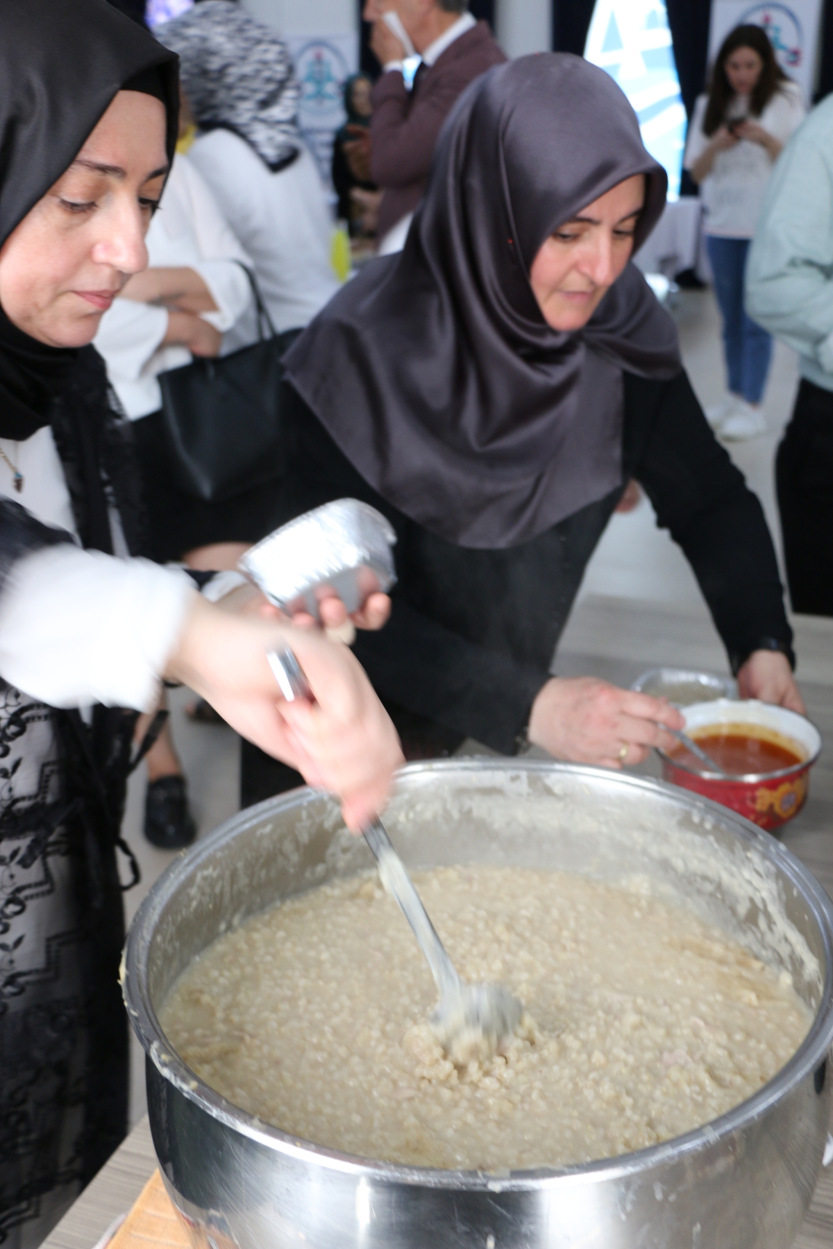 Gülsen YILDIZ Gastronomi ve Mutfak Sanatlarında olduğu Gibi TÖRELİ AŞ yemeklerinde de Sakarya'da Bir İlke İmza Attı Sakarya'da Adapazarı Halk Eğitim Merkezinde Töreli Aş Yemek Sergisi Düzenledi