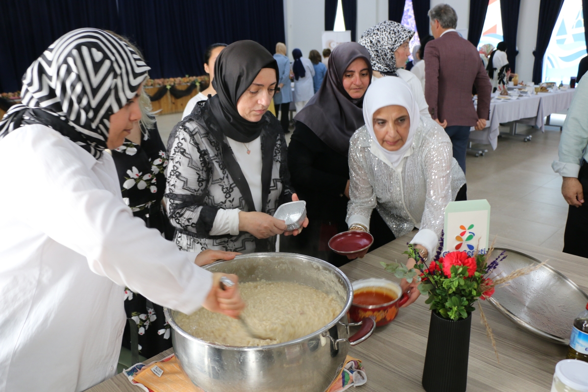 Gülsen YILDIZ Gastronomi ve Mutfak Sanatlarında olduğu Gibi TÖRELİ AŞ yemeklerinde de Sakarya'da Bir İlke İmza Attı Sakarya'da Adapazarı Halk Eğitim Merkezinde Töreli Aş Yemek Sergisi Düzenledi