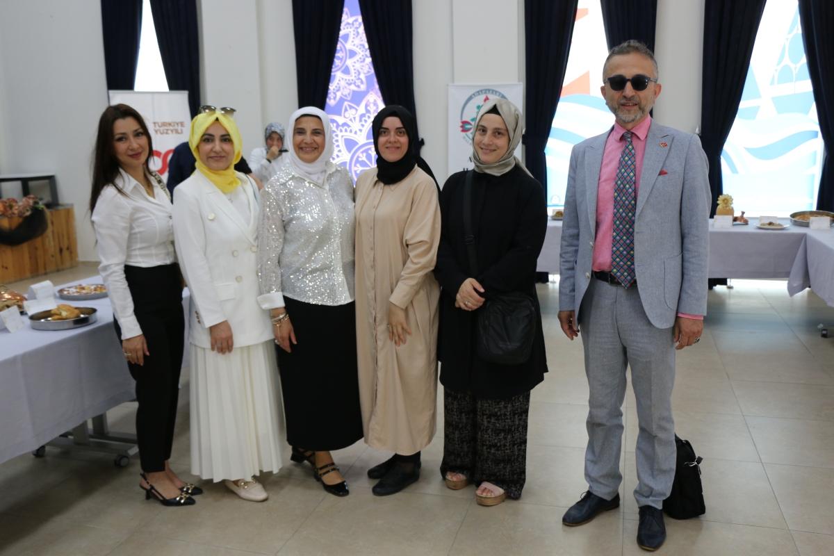 Gülsen YILDIZ Gastronomi ve Mutfak Sanatlarında olduğu Gibi TÖRELİ AŞ yemeklerinde de Sakarya'da Bir İlke İmza Attı Sakarya'da Adapazarı Halk Eğitim Merkezinde Töreli Aş Yemek Sergisi Düzenledi
