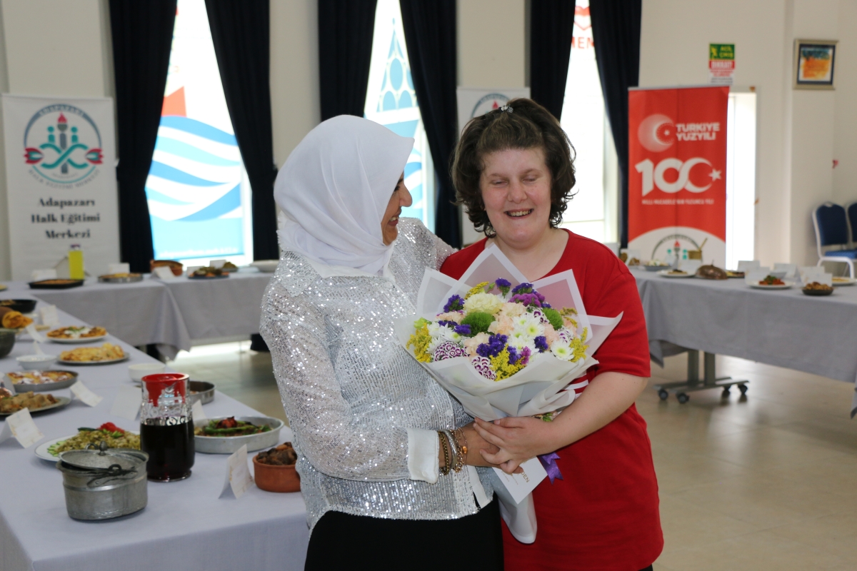 Gülsen YILDIZ Gastronomi ve Mutfak Sanatlarında olduğu Gibi TÖRELİ AŞ yemeklerinde de Sakarya'da Bir İlke İmza Attı Sakarya'da Adapazarı Halk Eğitim Merkezinde Töreli Aş Yemek Sergisi Düzenledi