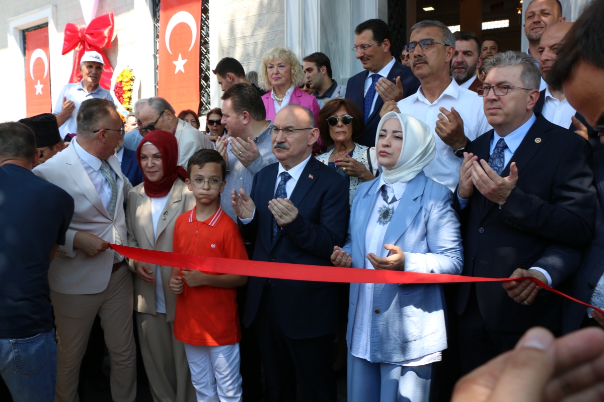 Sakarya'da Adapazarı Ticaret Müzesi törenle açıldı, Türkiye’nin ilk özel bankası olan Adapazarı İslam Ticaret Bankası binası, bugün gerçekleştirilen tören ile Adapazarı Ticaret Müzesi olarak kapılarını açtı. Aslına uygun res