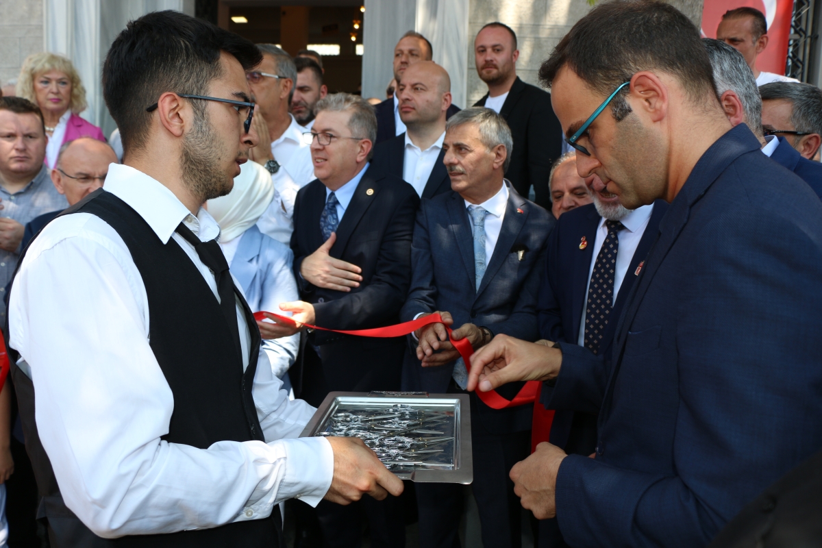 Sakarya'da Adapazarı Ticaret Müzesi törenle açıldı, Türkiye’nin ilk özel bankası olan Adapazarı İslam Ticaret Bankası binası, bugün gerçekleştirilen tören ile Adapazarı Ticaret Müzesi olarak kapılarını açtı. Aslına uygun res