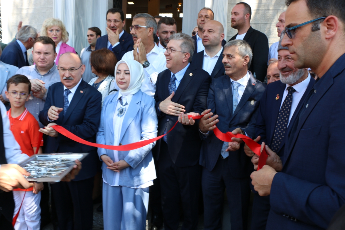 Sakarya'da Adapazarı Ticaret Müzesi törenle açıldı, Türkiye’nin ilk özel bankası olan Adapazarı İslam Ticaret Bankası binası, bugün gerçekleştirilen tören ile Adapazarı Ticaret Müzesi olarak kapılarını açtı. Aslına uygun res