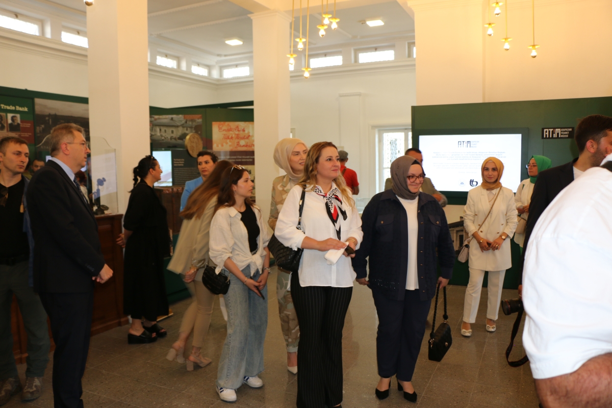 Sakarya'da Adapazarı Ticaret Müzesi törenle açıldı, Türkiye’nin ilk özel bankası olan Adapazarı İslam Ticaret Bankası binası, bugün gerçekleştirilen tören ile Adapazarı Ticaret Müzesi olarak kapılarını açtı. Aslına uygun res