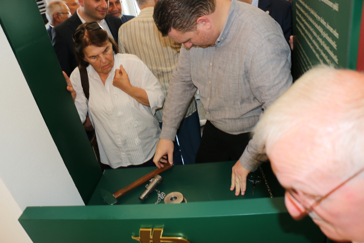 Sakarya'da Adapazarı Ticaret Müzesi törenle açıldı, Türkiye’nin ilk özel bankası olan Adapazarı İslam Ticaret Bankası binası, bugün gerçekleştirilen tören ile Adapazarı Ticaret Müzesi olarak kapılarını açtı. Aslına uygun res