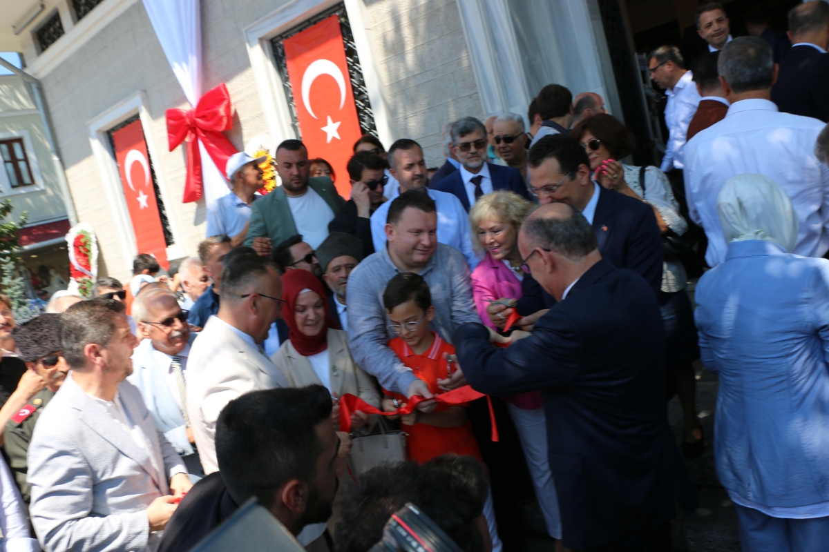 Sakarya'da Adapazarı Ticaret Müzesi törenle açıldı, Türkiye’nin ilk özel bankası olan Adapazarı İslam Ticaret Bankası binası, bugün gerçekleştirilen tören ile Adapazarı Ticaret Müzesi olarak kapılarını açtı. Aslına uygun res