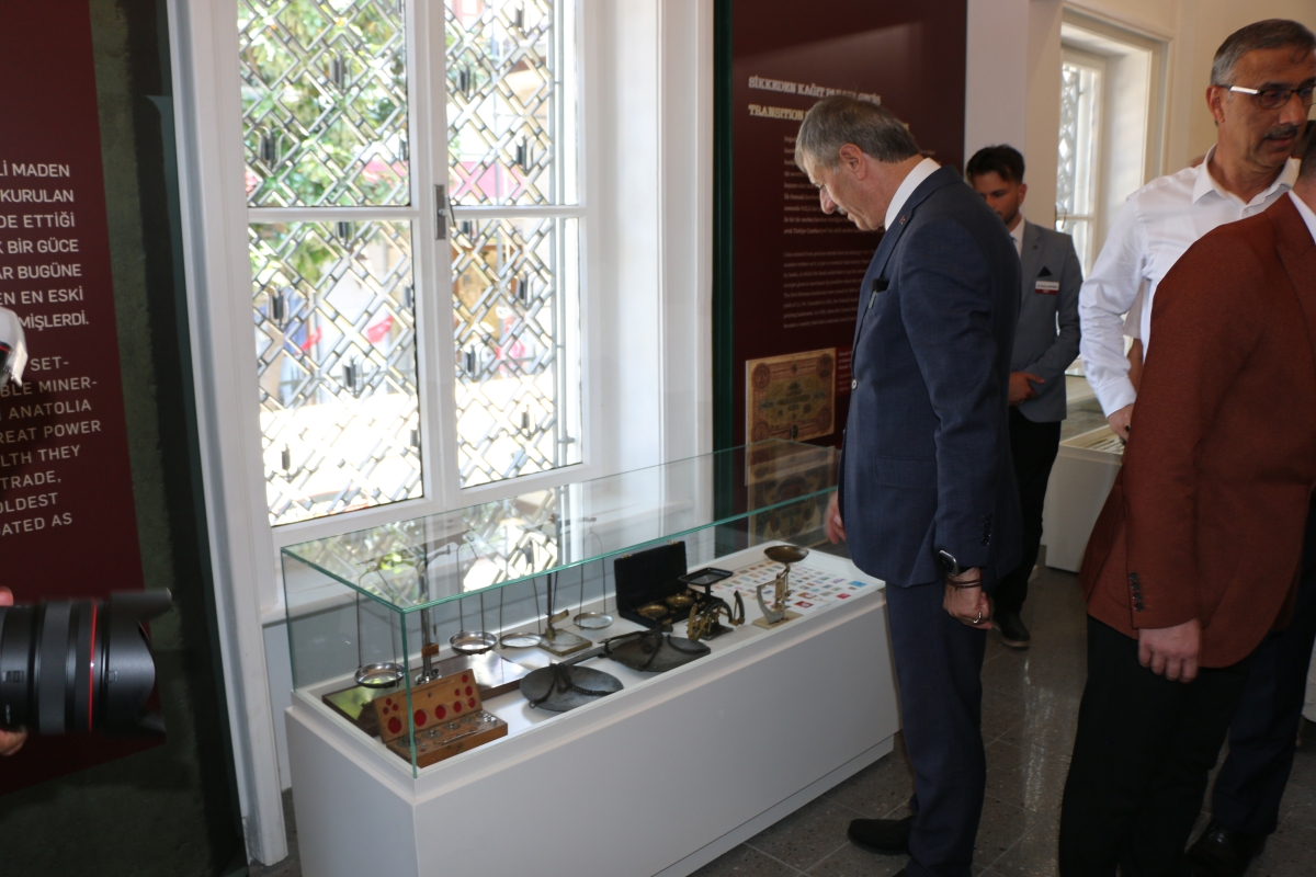 Sakarya'da Adapazarı Ticaret Müzesi törenle açıldı, Türkiye’nin ilk özel bankası olan Adapazarı İslam Ticaret Bankası binası, bugün gerçekleştirilen tören ile Adapazarı Ticaret Müzesi olarak kapılarını açtı. Aslına uygun res