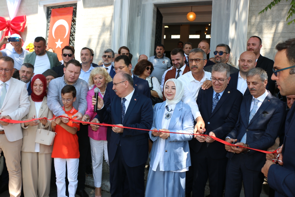 Sakarya'da Adapazarı Ticaret Müzesi törenle açıldı, Türkiye’nin ilk özel bankası olan Adapazarı İslam Ticaret Bankası binası, bugün gerçekleştirilen tören ile Adapazarı Ticaret Müzesi olarak kapılarını açtı. Aslına uygun res