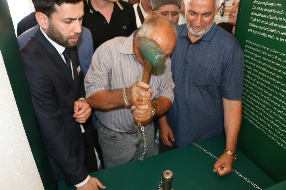 Sakarya'da Adapazarı Ticaret Müzesi törenle açıldı, Türkiye’nin ilk özel bankası olan Adapazarı İslam Ticaret Bankası binası, bugün gerçekleştirilen tören ile Adapazarı Ticaret Müzesi olarak kapılarını açtı. Aslına uygun res