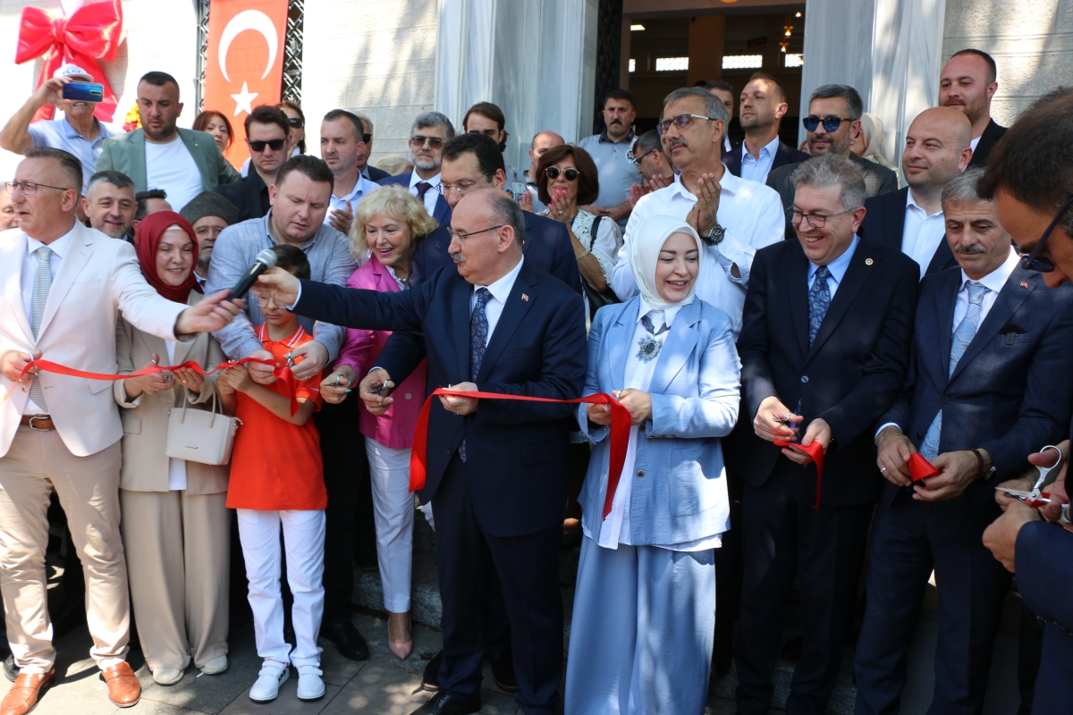 Sakarya'da Adapazarı Ticaret Müzesi törenle açıldı, Türkiye’nin ilk özel bankası olan Adapazarı İslam Ticaret Bankası binası, bugün gerçekleştirilen tören ile Adapazarı Ticaret Müzesi olarak kapılarını açtı. Aslına uygun res